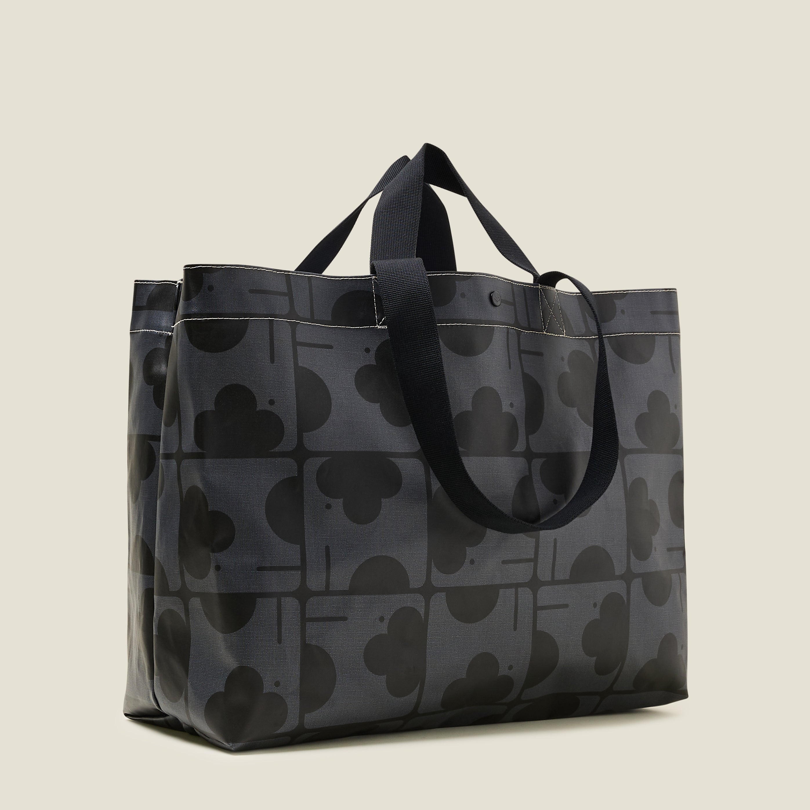 25AEEMZ976-0100RolloutLargeTote-ElephantMazeCharcoal1