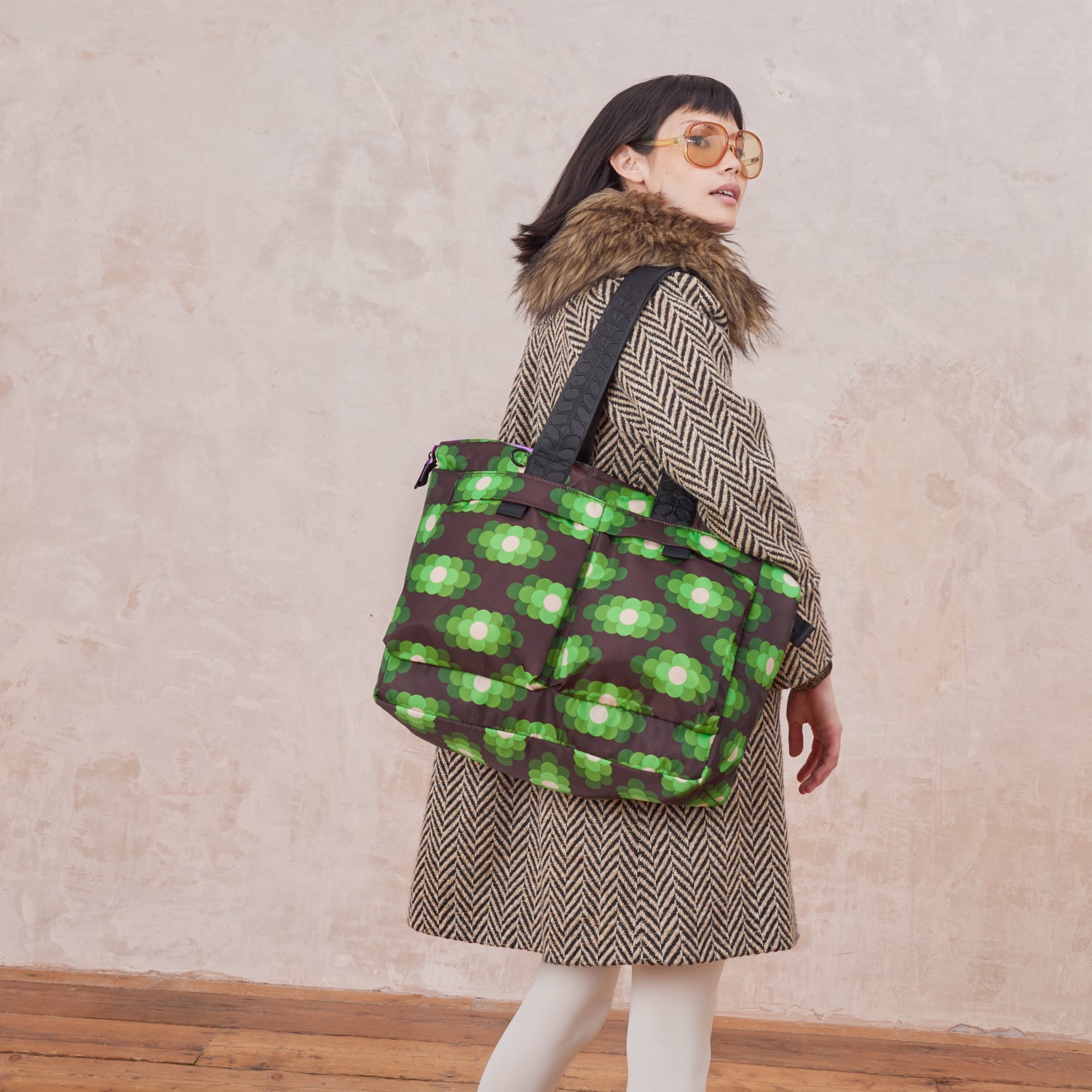 25AEFLH862-3025_AxisTote-FlowerHazeNeonGreen1