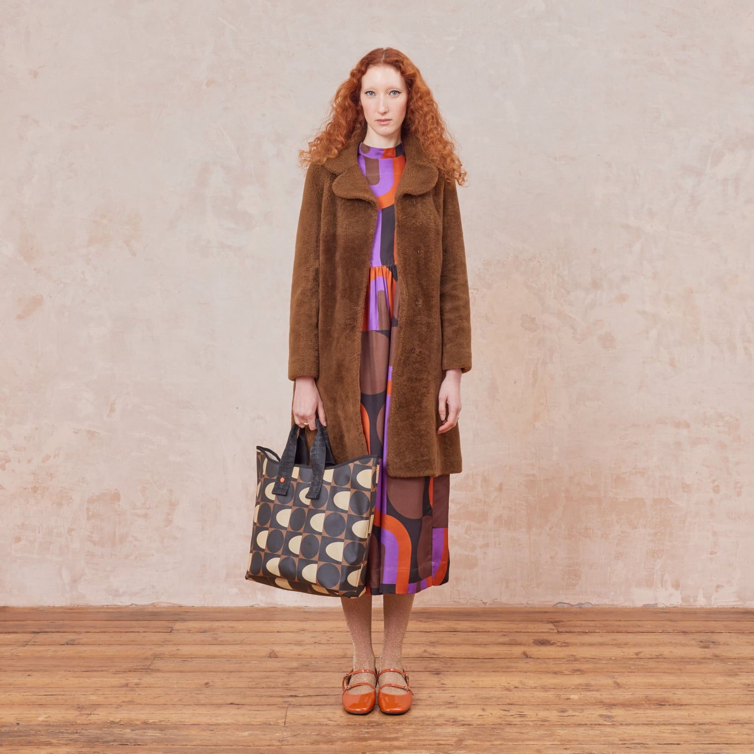 25AESSQ204-2050_CarryallLargeTote-SpotSquareMocha3_f48deea2-c014-46f0-bbcb-f3949874e9d5