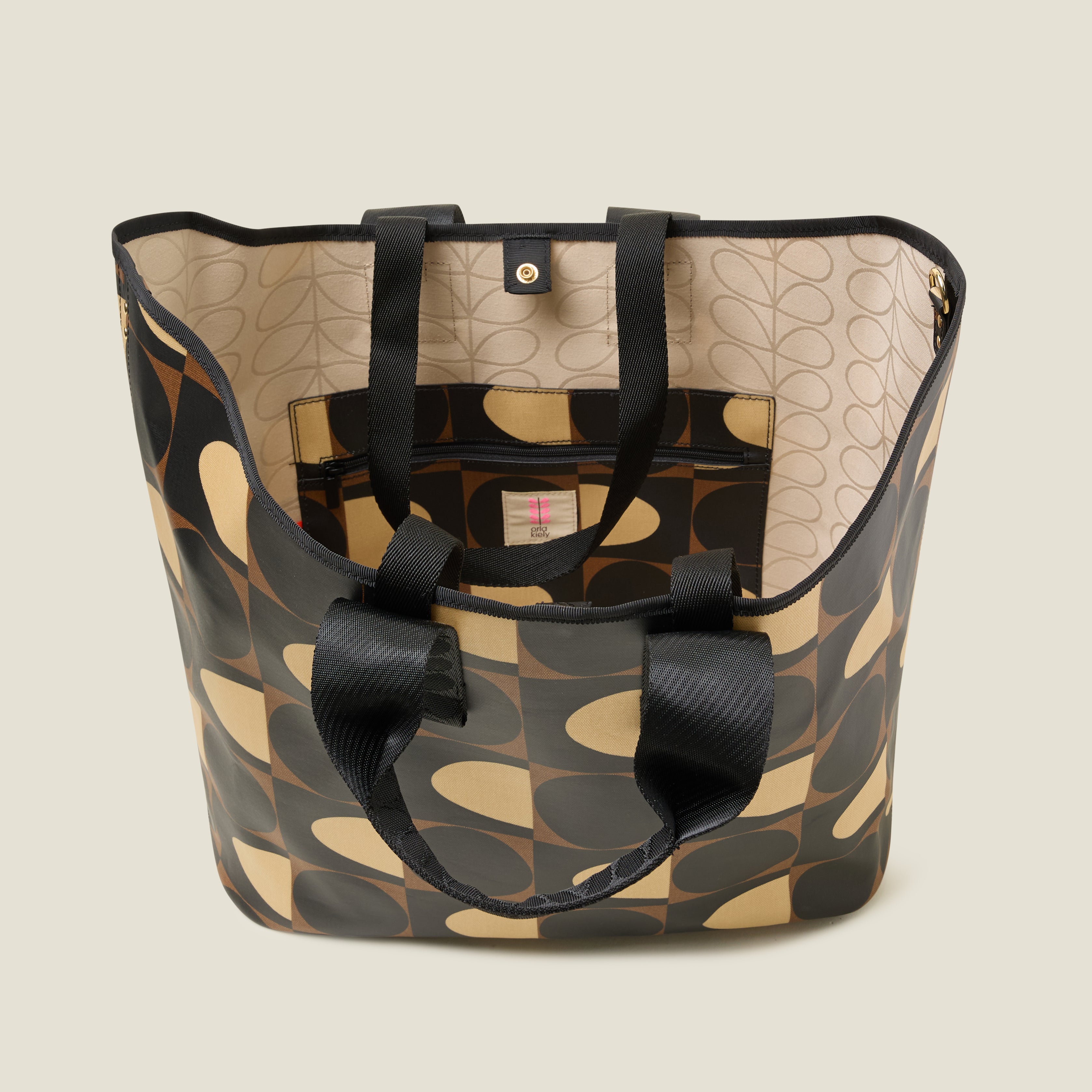 25AESSQ204-2050_CarryallLargeTote-SpotSquareMocha4