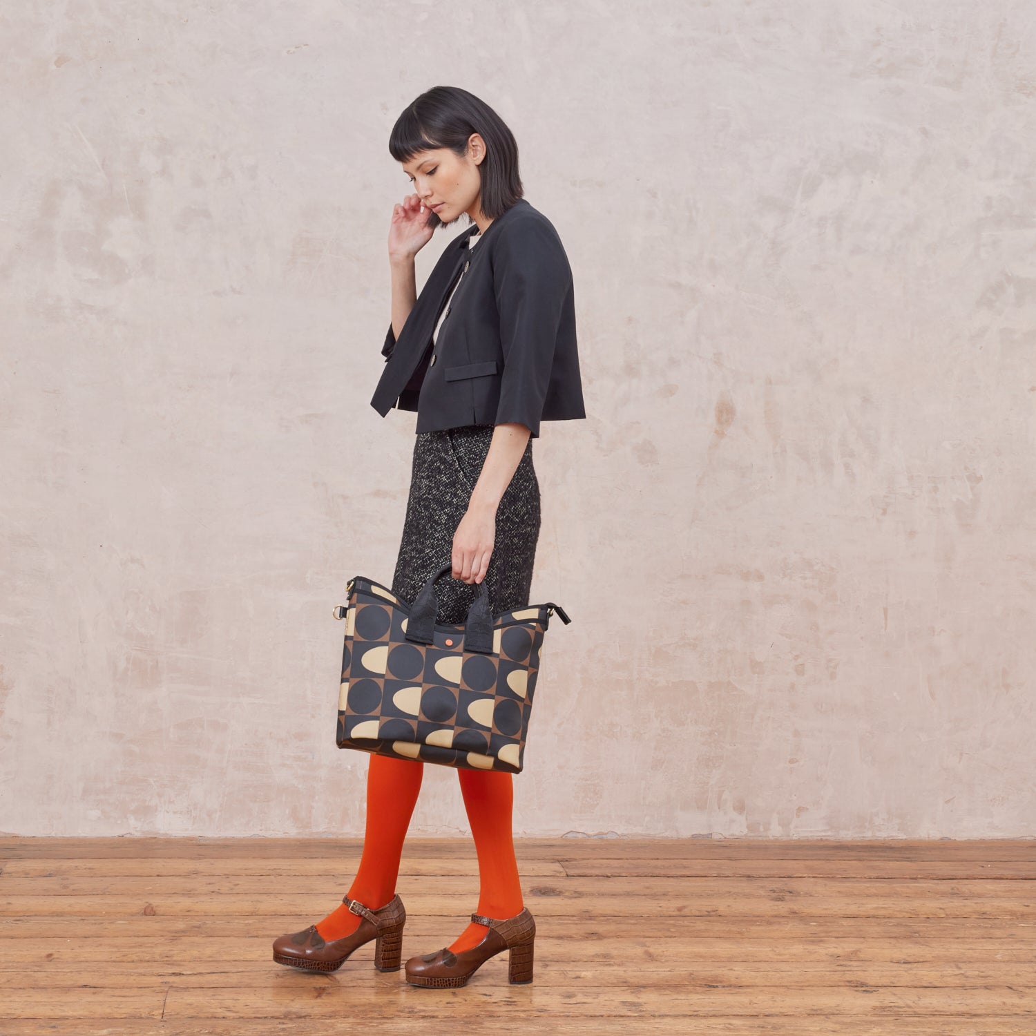 25AESSQ832-2050CarryGrabCrossbody-SpotSquareMocha