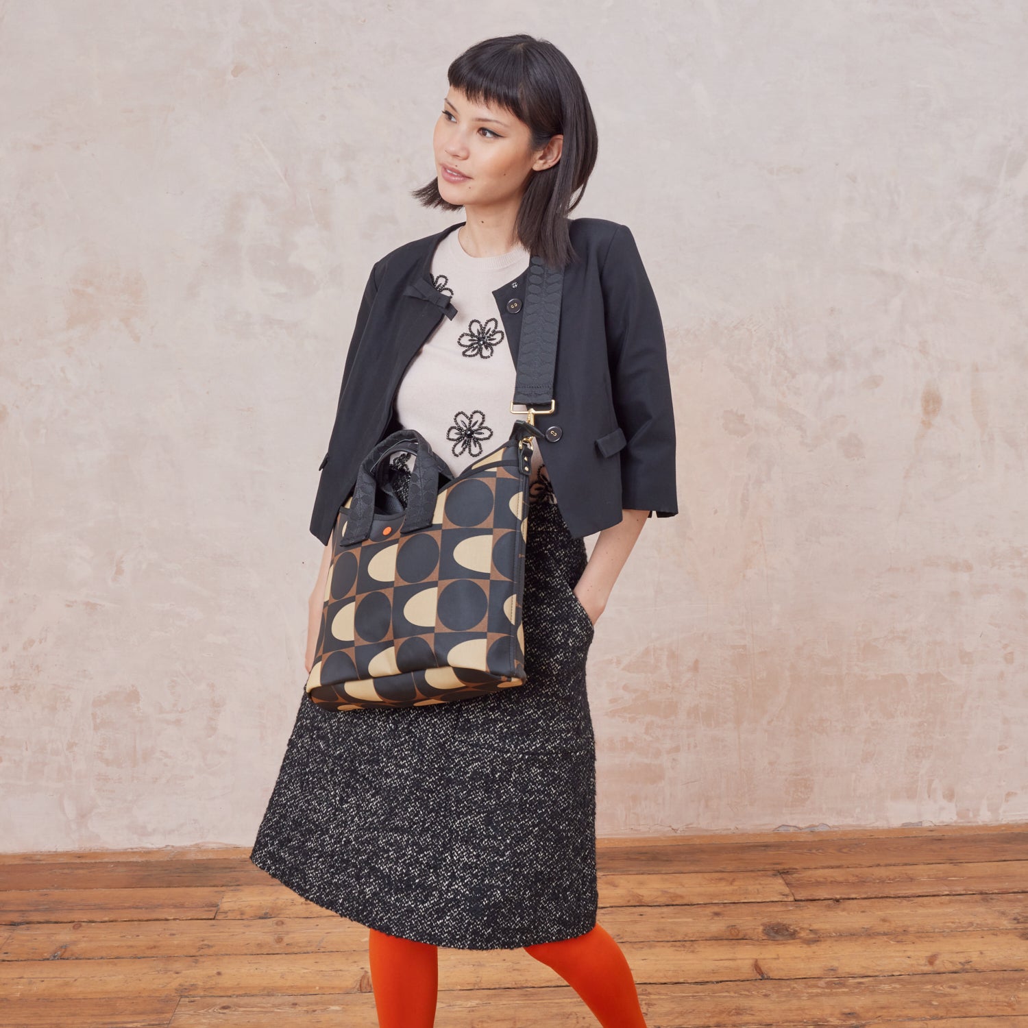 25AESSQ832-2050CarryGrabCrossbody-SpotSquareMocha2