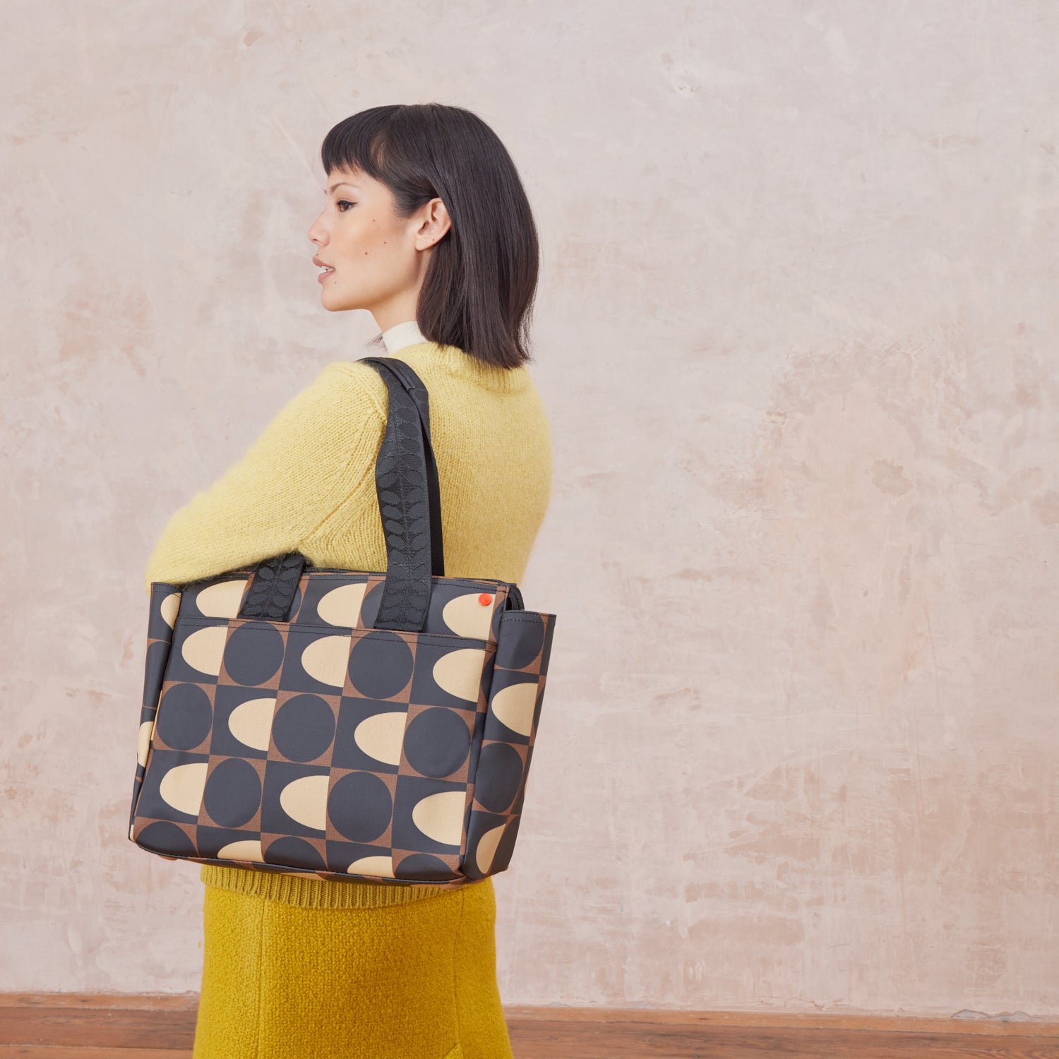 25AESSQ872-2050_WalkerTote-SpotSquareMocha1jpg