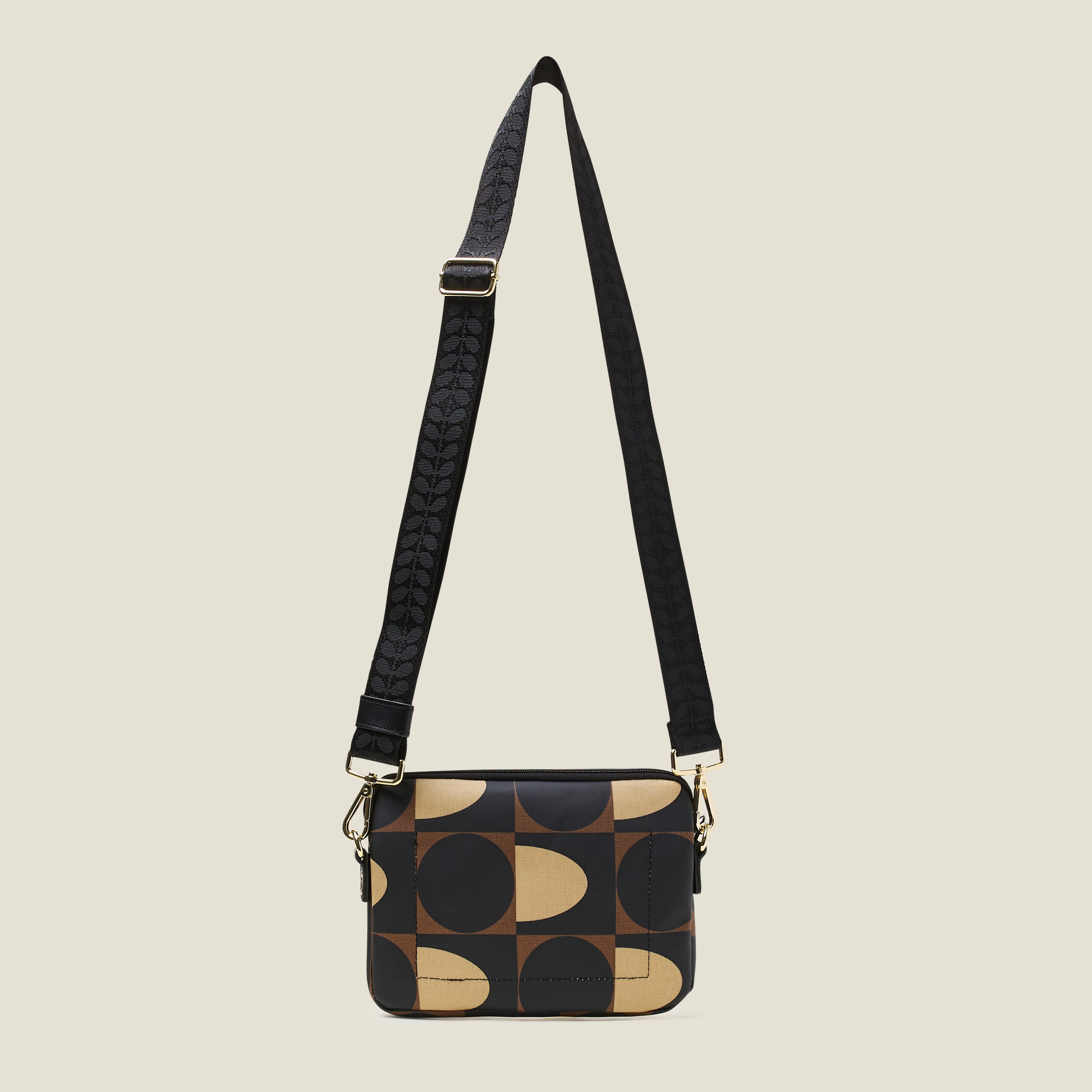 25AESSQ913-2050_SlimCrossbody-SpotSquareMocha3