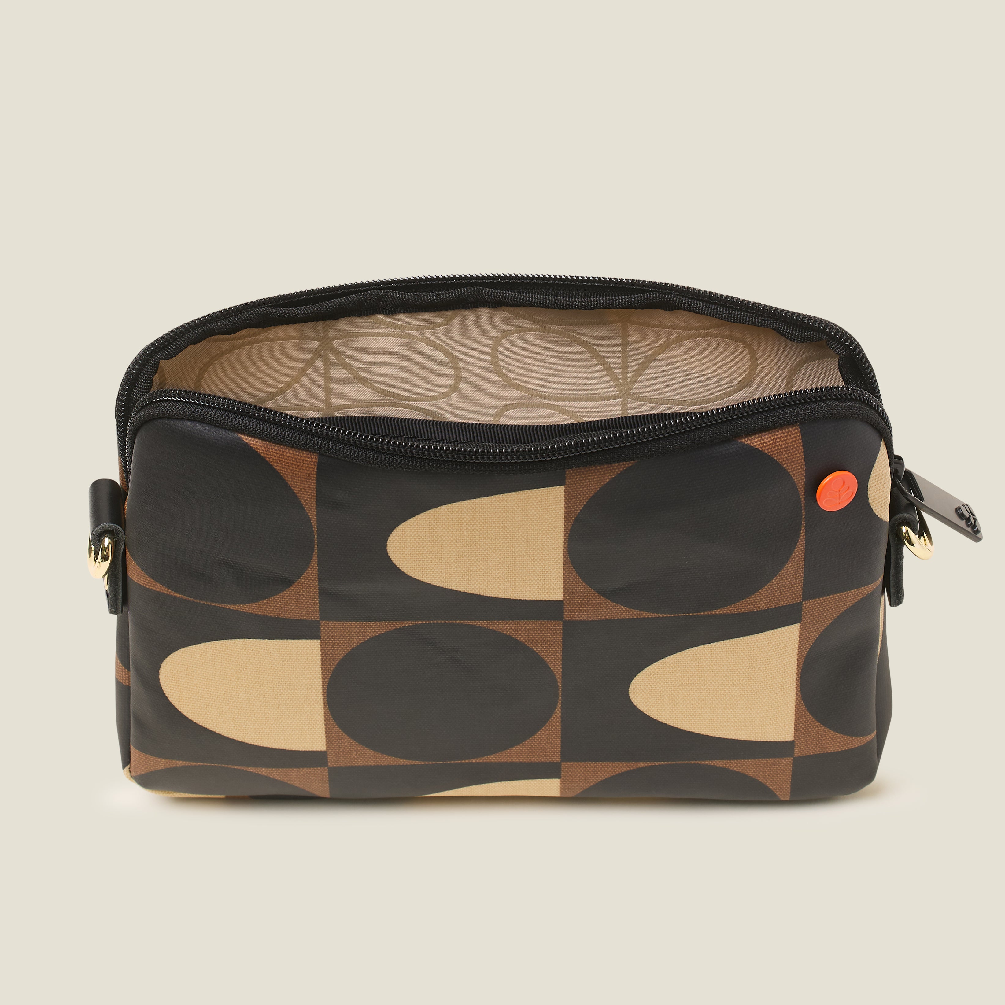 25AESSQ913-2050_SlimCrossbody-SpotSquareMocha4