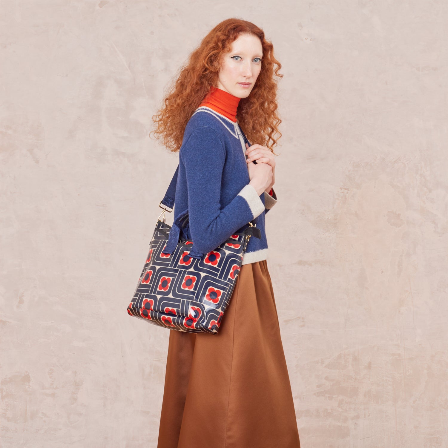 25AEWBL744-0290_CrossCarryCrossbody-WoodblockInkjpg