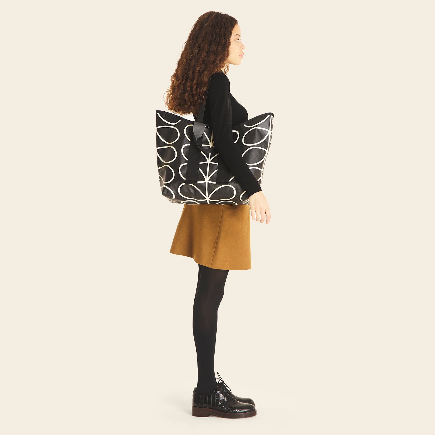 Orla_Model_-_21AELIN044-0040_-_Carryall_Basic_-_Linear_Stem_Liquorice_-_6